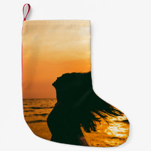 Silhouette der Mädchen, Sonnenuntergang auf dem Me Kleiner Weihnachtsstrumpf