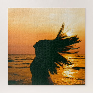 Silhouette der Mädchen, Sonnenuntergang auf dem Me Puzzle