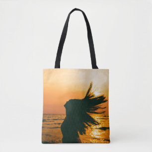 Silhouette der Mädchen, Sonnenuntergang auf dem Me Tasche