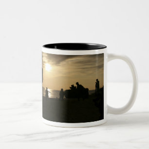 Silhouette der Marinesoldaten Zweifarbige Tasse