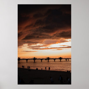 SILHOUETTE DER MENSCHEN AM STRAND WÄHREND DES SONN POSTER