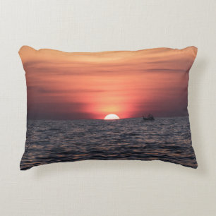 Silhouette DER PERSON AM WASSERKÖRPER WÄHREND DE Dekokissen