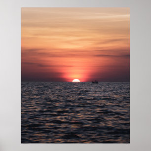 SILHOUETTE DER PERSON AM WASSERKÖRPER WÄHREND DES POSTER
