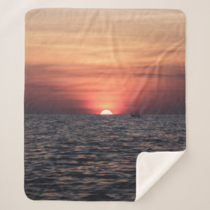 SILHOUETTE DER PERSON AM WASSERKÖRPER WÄHREND DES  SHERPADECKE