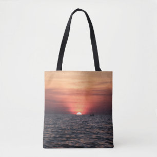 SILHOUETTE DER PERSON AM WASSERKÖRPER WÄHREND DES  TASCHE