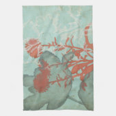 Silhouette der Roten Blume über den Aquamarinen Hi Geschirrtuch (Vertikal)