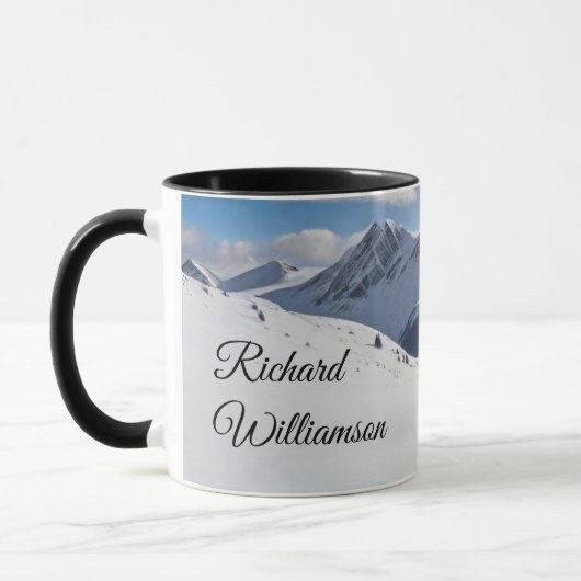 Silhouette der Skifahrer in den schneebedeckten Be Tasse (Links)