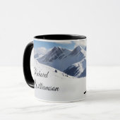 Silhouette der Skifahrer in den schneebedeckten Be Tasse (Vorderseite Links)