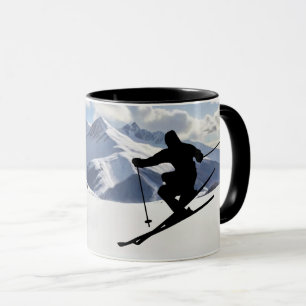 Silhouette der Skifahrer in den schneebedeckten Be Tasse