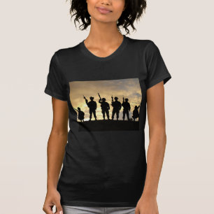 Silhouette der Soldaten in der 101. im Flugzeug T-Shirt