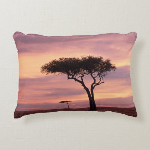 Silhouette des Akazienbaums bei Sonnenaufgang Zierkissen