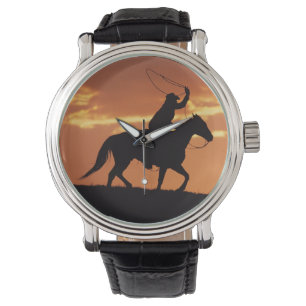Silhouette des Cowboys auf Pferderuecken nahe Armbanduhr