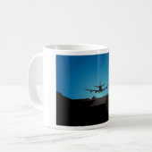 Silhouette des Flugzeugs bei Nacht Kaffeetasse (Vorderseite Links)