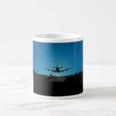 Silhouette des Flugzeugs bei Nacht Kaffeetasse (Mittel)