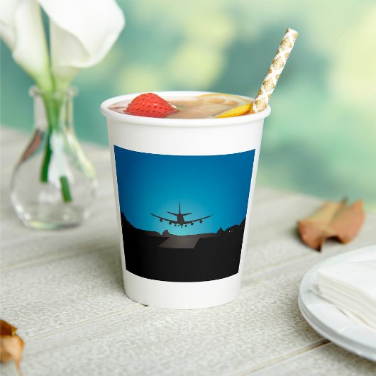 Silhouette des Flugzeugs bei Nacht Pappbecher