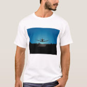 Silhouette des Flugzeugs bei Nacht T-Shirt (Vorderseite)