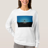 Silhouette des Flugzeugs bei Nacht T-Shirt (Vorderseite)