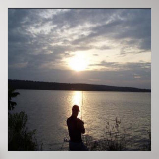 Silhouette des Mannes, der bei Sonnenuntergang fis Poster