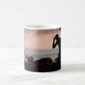 Silhouette des Menschen in Höhlen Kaffeetasse (Mittel)