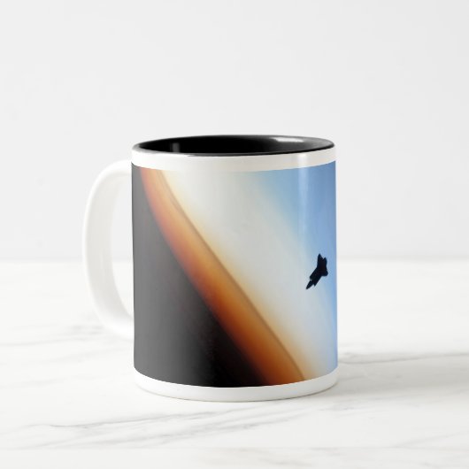 Silhouette des Space Shuttle Endeavour Zweifarbige Tasse (Vorderseite Links)