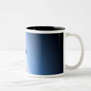 Silhouette des Space Shuttle Endeavour Zweifarbige Tasse