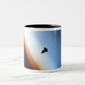Silhouette des Space Shuttle Endeavour Zweifarbige Tasse (Mittel)