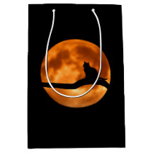 Silhouette einer schwarzen Katze in einem Baum