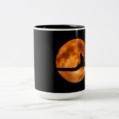 Silhouette einer schwarzen Katze in einem Baum Zweifarbige Tasse (Mittel)