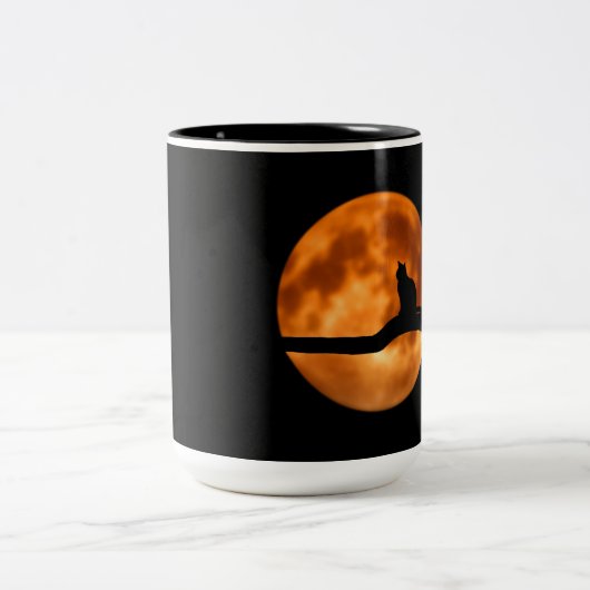 Silhouette einer schwarzen Katze in einem Baum Zweifarbige Tasse (Mittel)