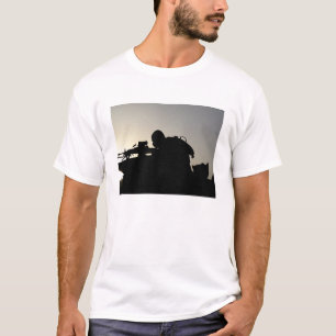 Silhouette eines Artilleristen der T-Shirt