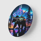Silhouette eines Bären mit Naturlandschaft Runde Wanduhr (Winkel)