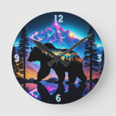 Silhouette eines Bären mit Naturlandschaft Runde Wanduhr (Vorderseite)