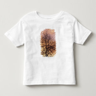 Silhouette eines Baums mit rosa und orange Himmel Kleinkind T-shirt