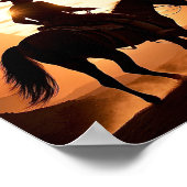 Silhouette eines Cowboys am Pferd bei Sunset Poster (Ecke)