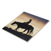 Silhouette eines Cowgirls auf ihrem Pferd gegen Fliese (Seite)