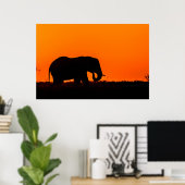 Silhouette eines Elefanten bei Sonnenuntergang Poster (Heimbüro)