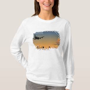 Silhouette eines Flugzeuges im Flug T-Shirt