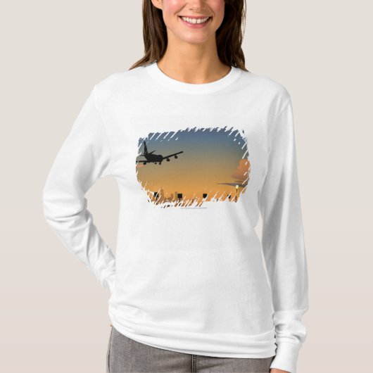 Silhouette eines Flugzeuges im Flug T-Shirt (Vorderseite)