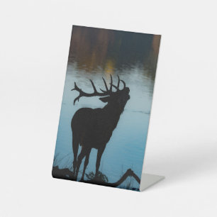 Silhouette eines Hirschen bei Tagesanbruch Sockelschild