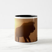 Silhouette eines Löwes Zweifarbige Tasse (Mittel)