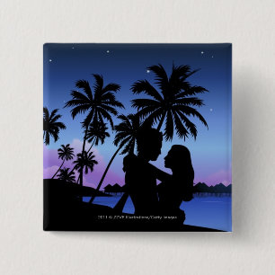 Silhouette eines Paares, das auf dem Strand umfaß Button