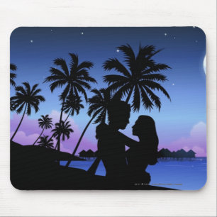 Silhouette eines Paares, das auf dem Strand umfaß Mousepad