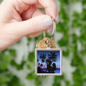 Silhouette eines Paares, das auf dem Strand umfaßt Schlüsselanhänger (Hand)