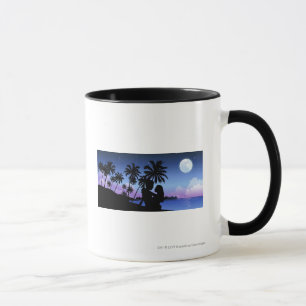 Silhouette eines Paares, das auf dem Strand umfaßt Tasse