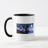 Silhouette eines Paares, das auf dem Strand umfaßt Tasse (Links)