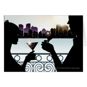 Silhouette eines Paares, das Martini-Gläser röst
