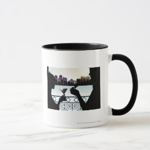 Silhouette eines Paares, das Martini-Gläser röst Tasse