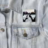 Silhouette eines Paares, das Martini-Gläser röstet Button (Beispiel)