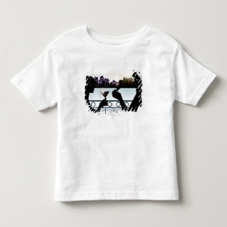 Silhouette eines Paares, das Martini-Gläser röstet Kleinkind T-shirt
