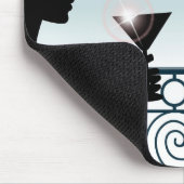 Silhouette eines Paares, das Martini-Gläser röstet Mousepad (Ecke)